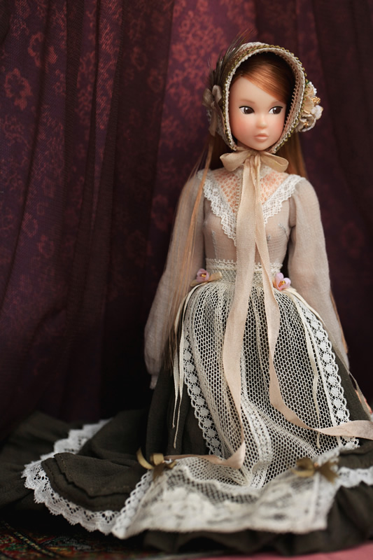 Classical Apron Dress(カーキー色) with PW-momoko ae <S.T.B.> 初恋/Special toy box  | 展示・販売品一覧 | お買い物大作戦 | momoko DOLL 20周年記念